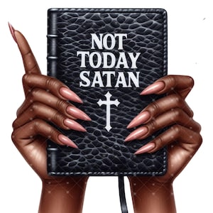 K&ouml;nnte beinhalten: Ein schwarzes, ledergebundenes Buch mit den Worten "NOT TODAY SATAN" in wei&szlig;en Buchstaben. Ein wei&szlig;es Kreuz befindet sich mittig auf dem Buch. Zwei H&auml;nde mit langen, spitzen, rosafarbenen N&auml;geln halten das Buch.