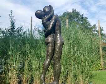 Bronzen tuinsculptuur van een omhelzend koppel - Abstract en modern