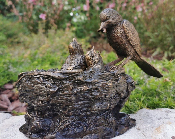 A bronze statuette of a bird’s nest - Bronze garden ornaments