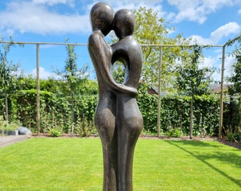 Bronze garden sculpture of an embracing couple - Abstract and modern - Romantic garden statues