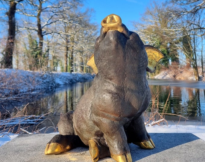 Life size sitting pig - Bronze pig - Cheerful pig - garden sculpture - Unique bronze works of art - bronze animals