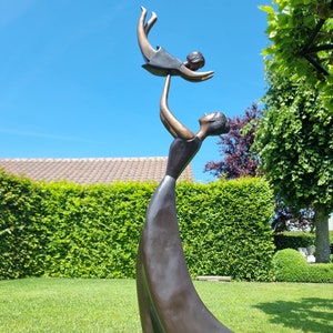 Modern bronzen kunstwerk - Tuinsculptuur - Ouder met kind