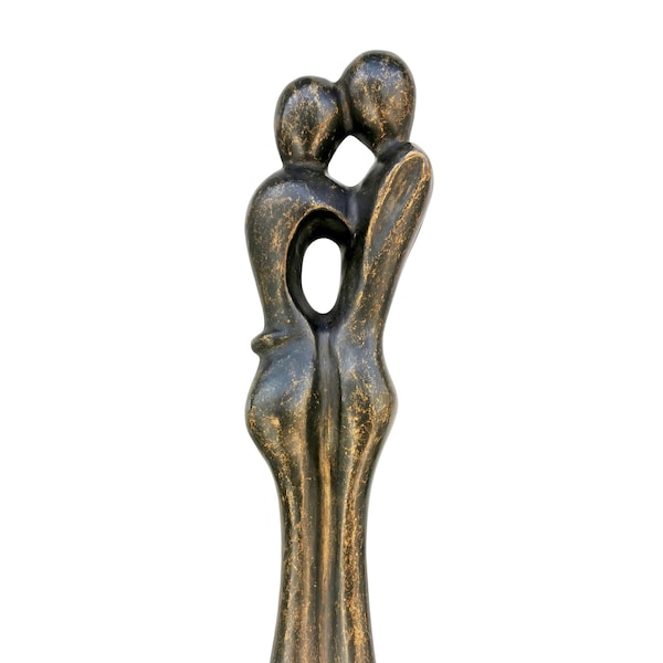 Une sculpture en bronze d’un couple amoureux