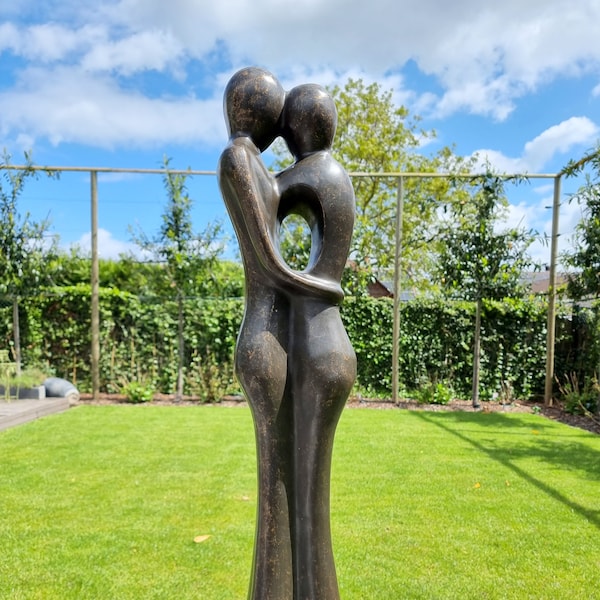 Bronze garden sculpture of an embracing couple - Abstract and modern - Romantic garden statues