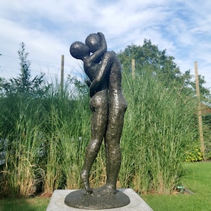 Bronze garden sculpture of an embracing couple - Abstract and modern - Kissing couple