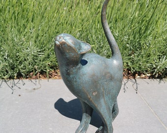 Belle sculpture en bronze d'un chat au dos arrondi