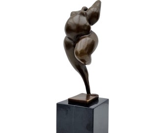 Modern bronzen sculptuur van een voluptueuze dame