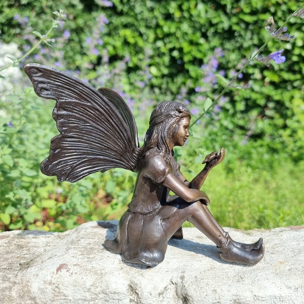 Fée de jardin en bronze - elfe - Figure en bronze d’une fille avec un papillon