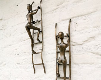 Décoration murale en bronze - Personnes à l’échelle - Couple de deux