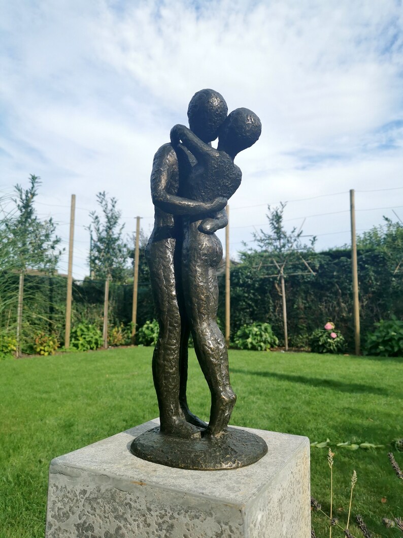 BronzeGartenSkulptur eines umarmenden Paares abstrakt