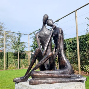 Bronze sculpture of an embracing couple - Abstract and modern