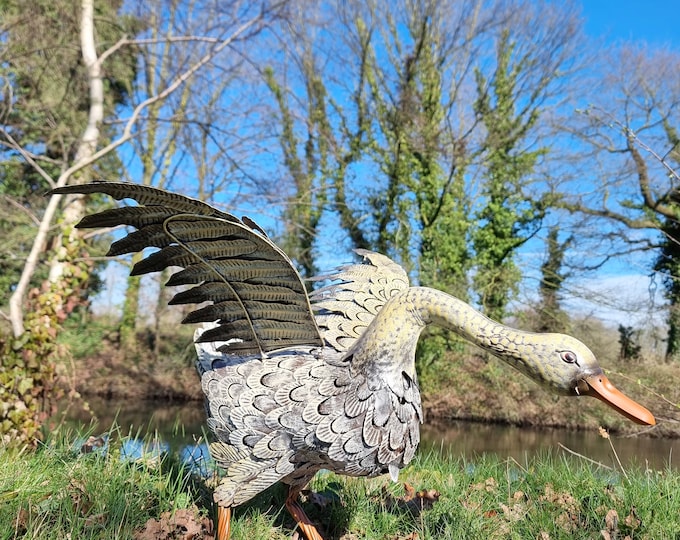 Lifelike large metal goose - Flying bird - flying iron duck - Pond decoration - Garden pond and water features - Garden gift idea