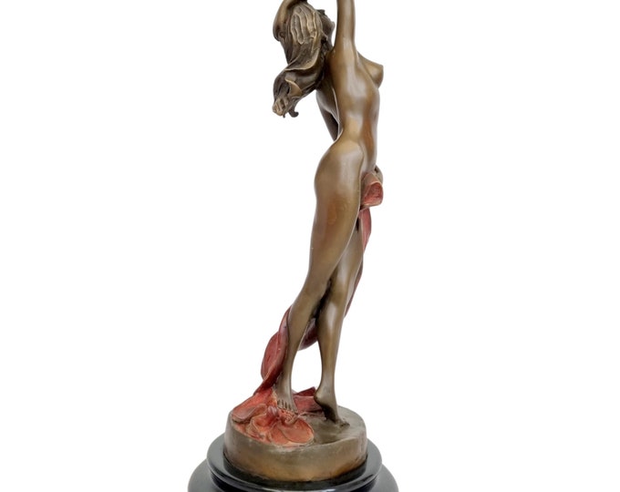 Elegant and graceful bronze sculpture of a half-naked lady - Women's splendor - Woman with towel - Graceful female body