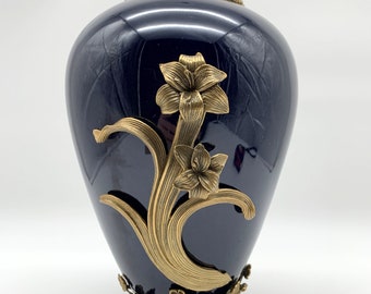 Ornate porcelain vase with bronze ornaments - Decorative vase - Luxury home decoration