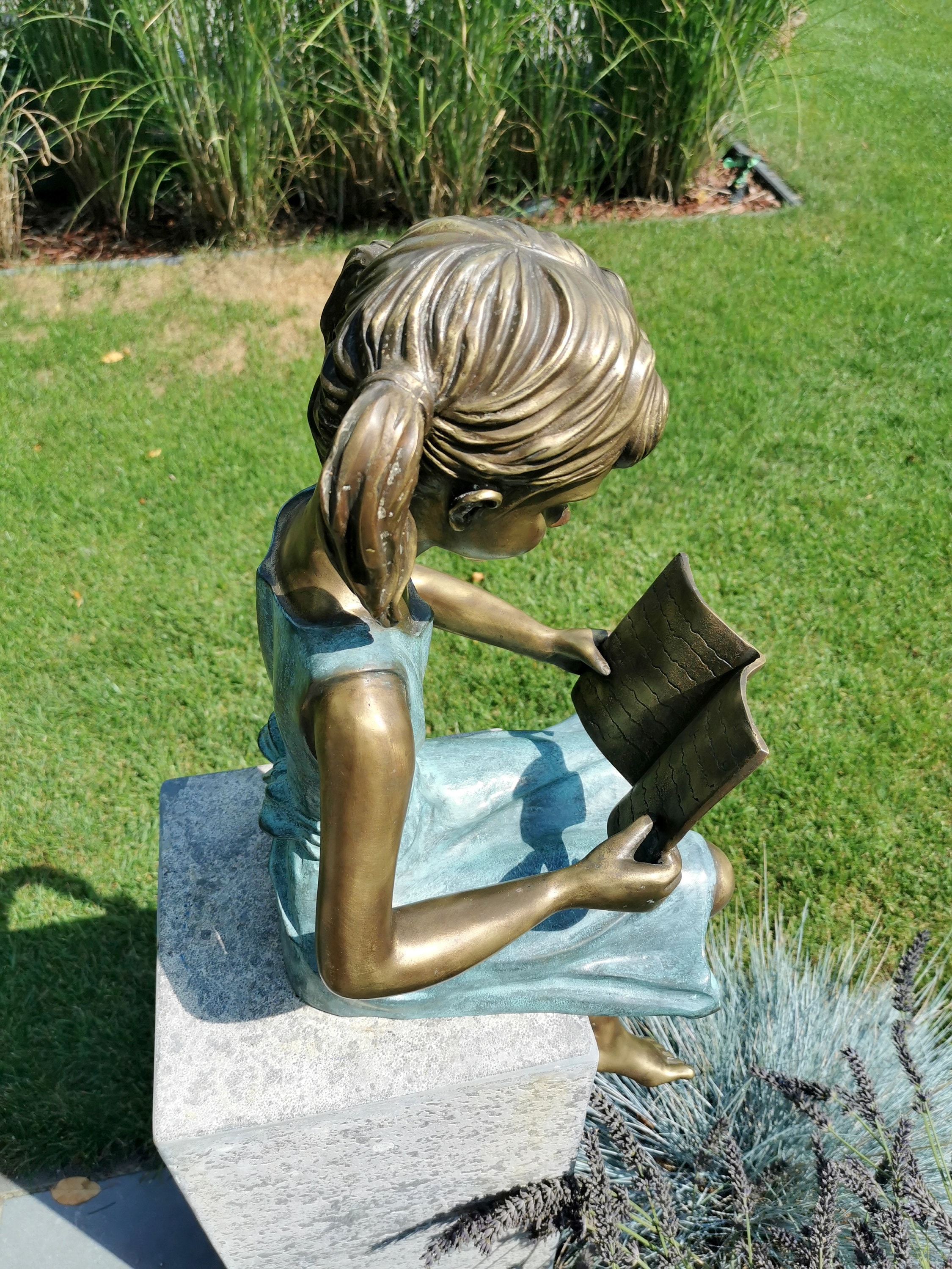 Bronze garden sculpture - Girl reading a book - Bronze children