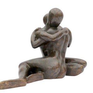 Une sculpture abstraite en bronze dun couple amoureux image 6