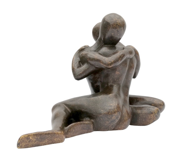 Une sculpture abstraite en bronze dun couple amoureux image 6