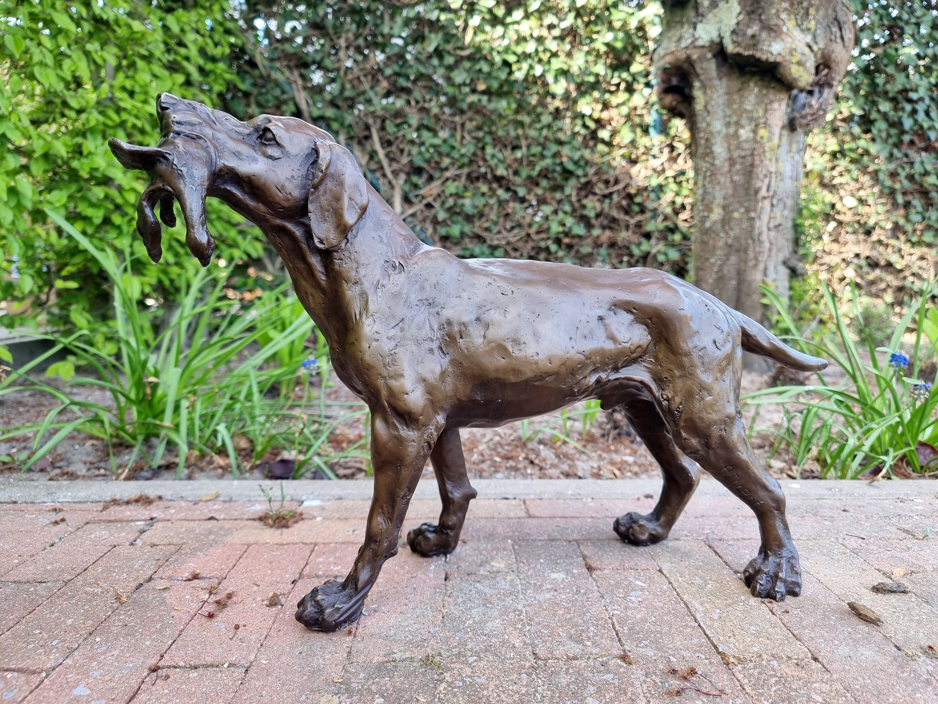 Bronze hunting dog Freestanding bronze sculpture