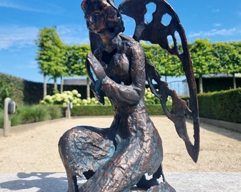 Sculpture décorative d'un ange agenouillé - Ange priant - Oeuvre moderniste d'ange - Deuil et décoration religieuse