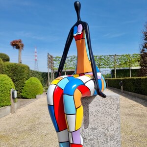 Zeitgenössische und farbenfrohe Skulptur Pop-Art-Kultur Fröhliches Kunstwerk einer sitzenden Dame Geschenkidee als Blickfang Bild 7