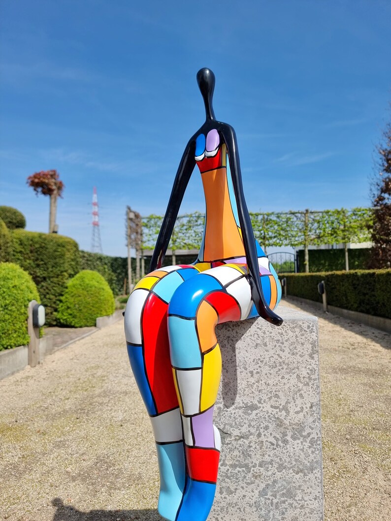 Zeitgenössische und farbenfrohe Skulptur Pop-Art-Kultur Fröhliches Kunstwerk einer sitzenden Dame Geschenkidee als Blickfang Bild 7
