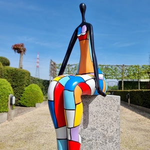 Zeitgenössische und farbenfrohe Skulptur Pop-Art-Kultur Fröhliches Kunstwerk einer sitzenden Dame Geschenkidee als Blickfang Bild 8