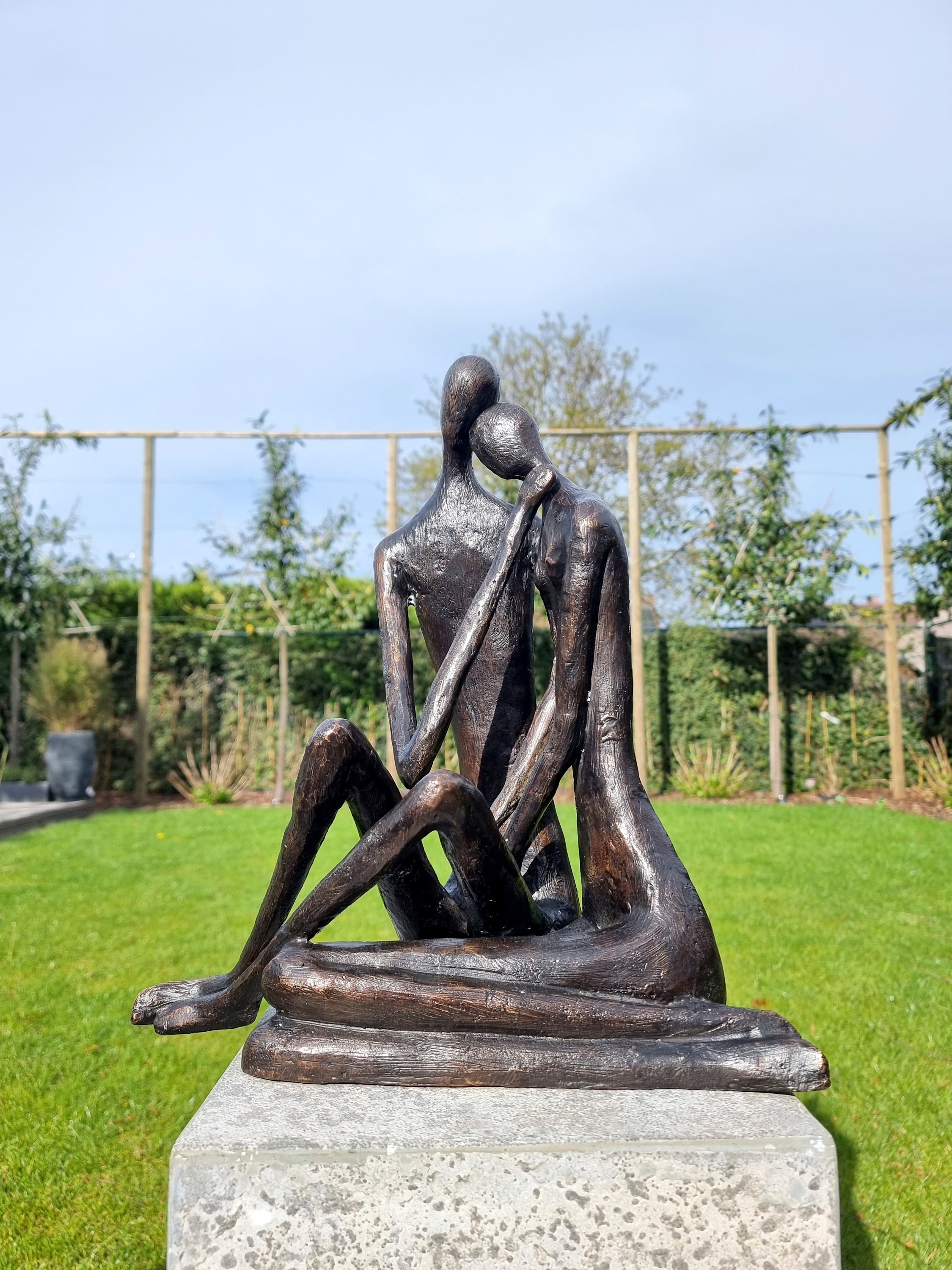 Sculpture de jardin en bronze dun couple enveloppant Abstrait et moderne -   France