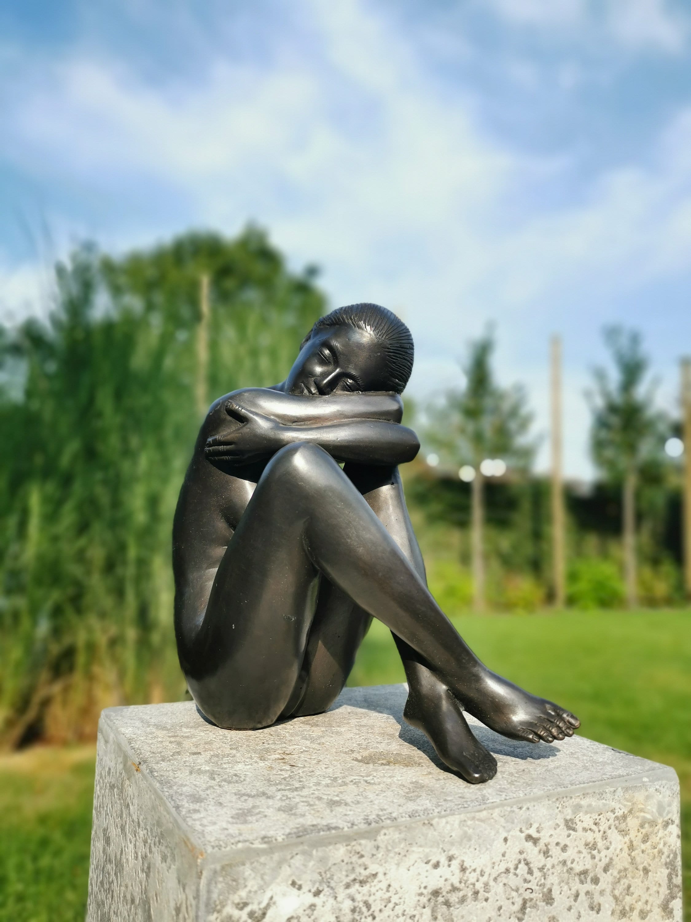 Sculpture en bronze d'une femme pensive Art des jardins -  France