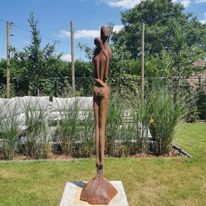 Garden sculpture - Embracing couple