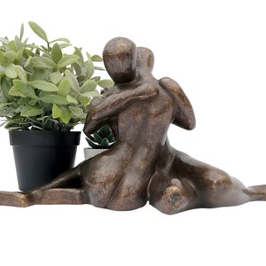 Une sculpture abstraite en bronze dun couple amoureux image 9