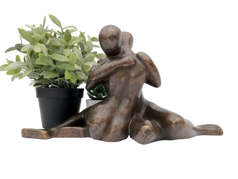 Une sculpture abstraite en bronze dun couple amoureux image 9