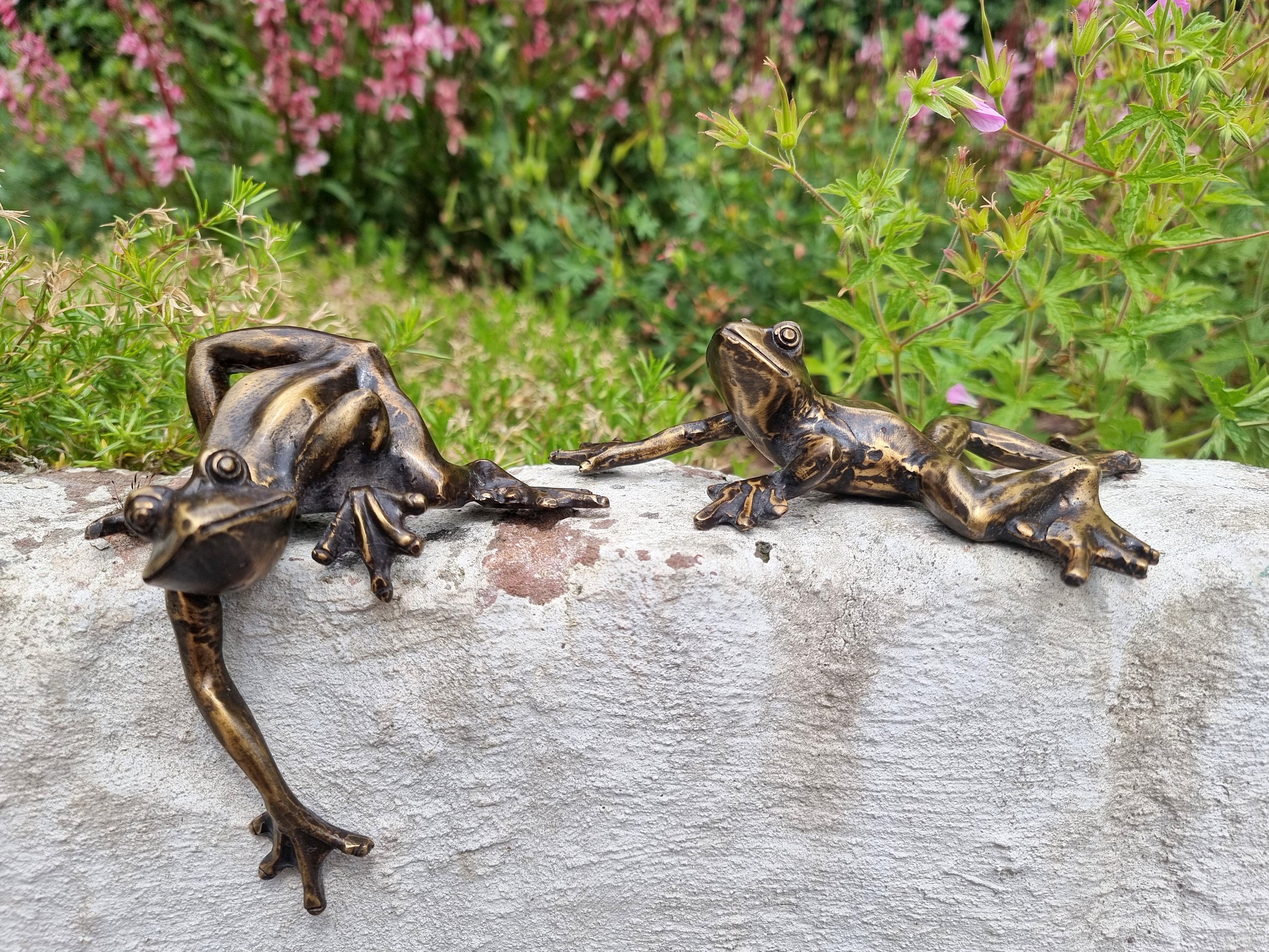 Bronze frog figurines Clambering frogs Home and garden ornaments