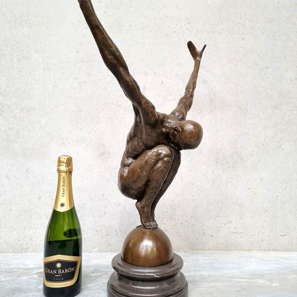 Große Bronzeskulptur eines Sportlers - Taucher - Yoga - Turner - Bronze muskulöser Mann