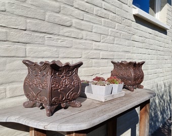 Cast iron garden vases - Decorative outdoor planters - Cottage garden
