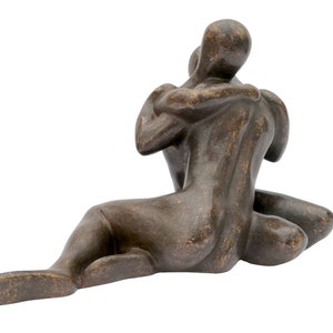 Une sculpture abstraite en bronze dun couple amoureux image 4