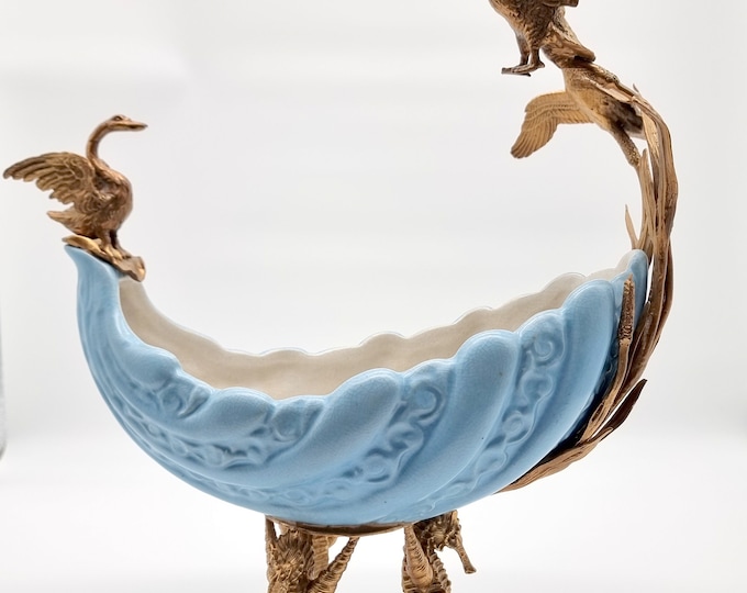 Beautiful centerpiece - Porcelain dish - With bronze seahorses and bronze swans - Eye catcher
