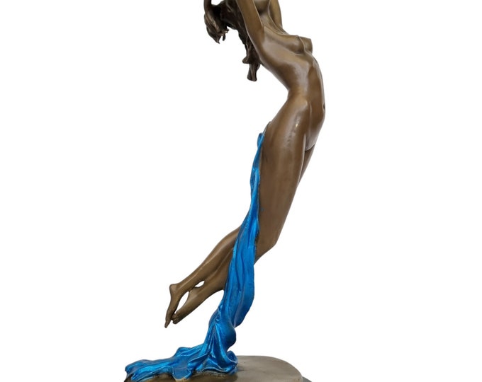 Elegant and graceful bronze sculpture of a half-naked lady - Women's splendor - Bronze flying woman - Graceful female body