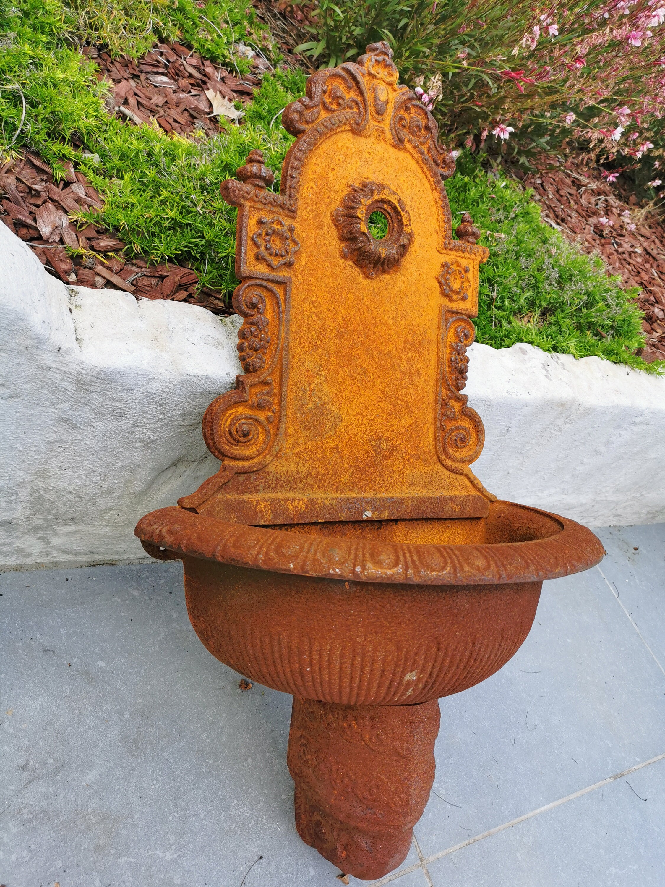 A cast iron wallfountain Antique style garden decor cottage garden