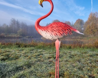 Roze flamingo - vrolijke metalen flamingo sculptuur - tuindecoratie - tuinvijver inrichting - blikvanger tuin - mooi cadeau