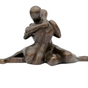 Une sculpture abstraite en bronze dun couple amoureux image 3