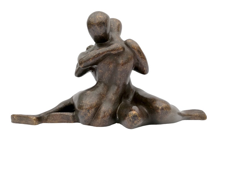 Une sculpture abstraite en bronze dun couple amoureux image 3