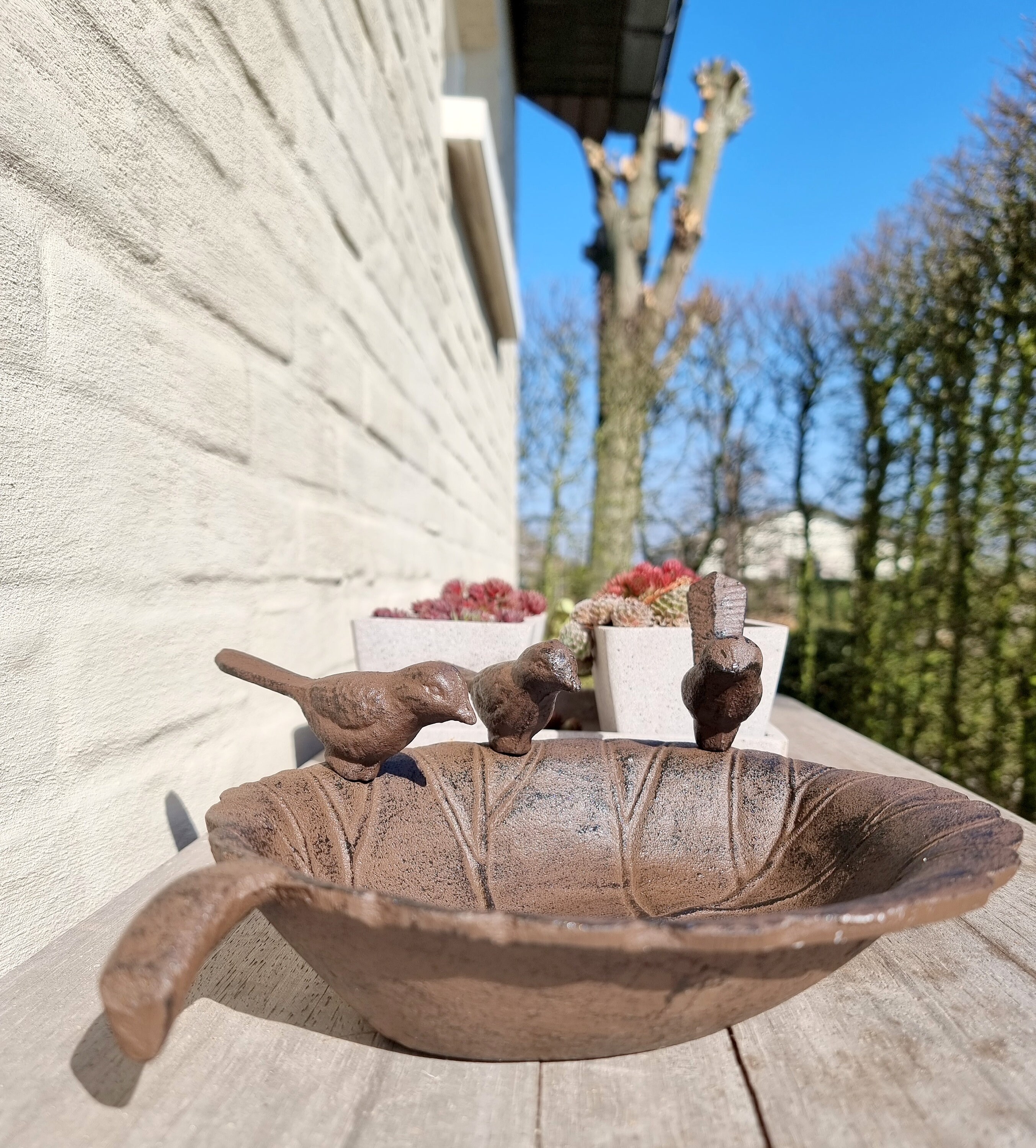 Lovely cast iron bird bath / feeder Charming garden ornaments