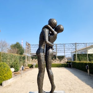 Bronze garden sculpture of an embracing couple - Abstract and modern - Kissing couple