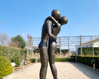 Bronze garden sculpture of an embracing couple - Abstract and modern - Kissing couple