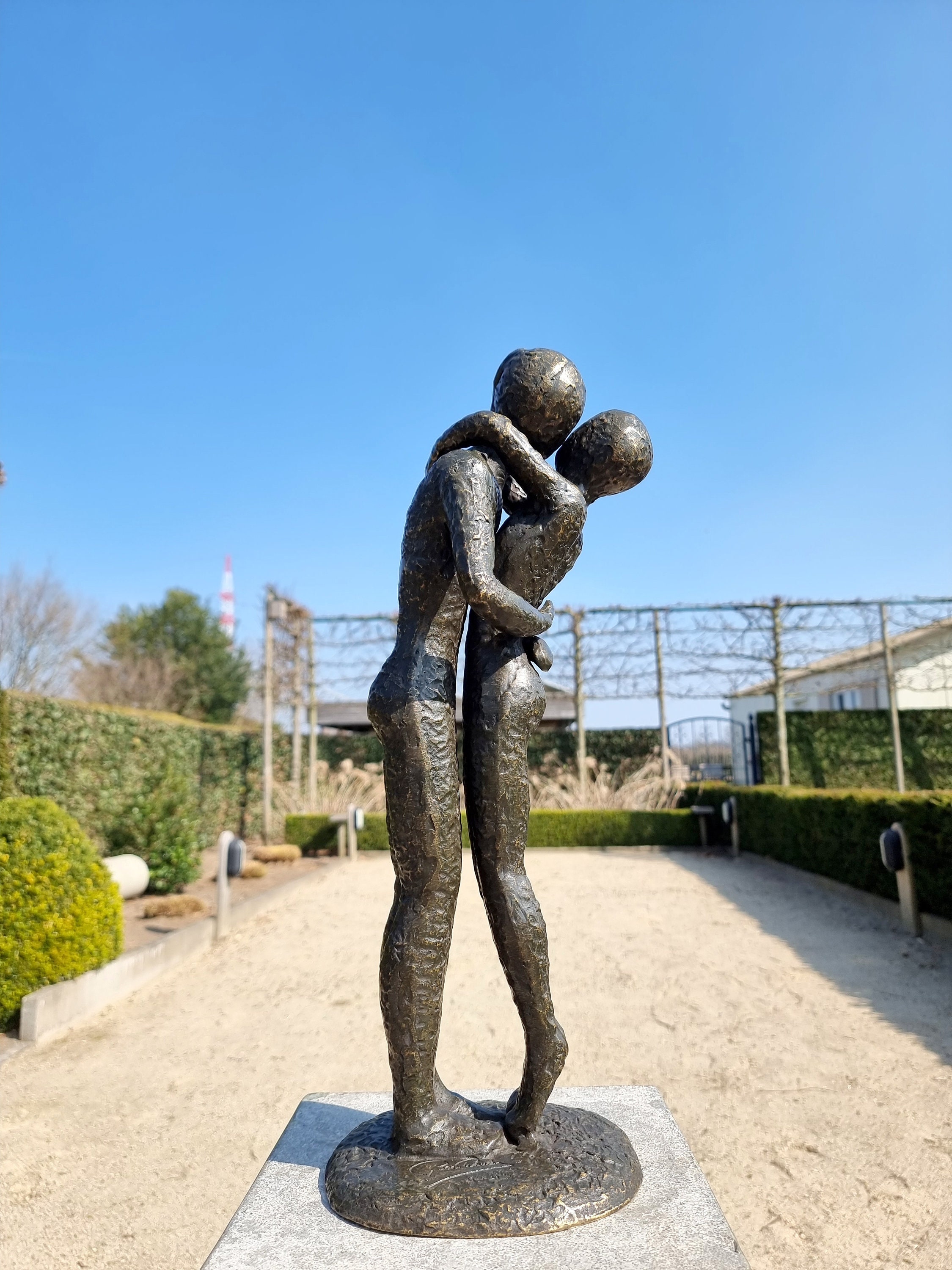 Bronze garden sculpture of an embracing couple Abstract and modern Kissing couple