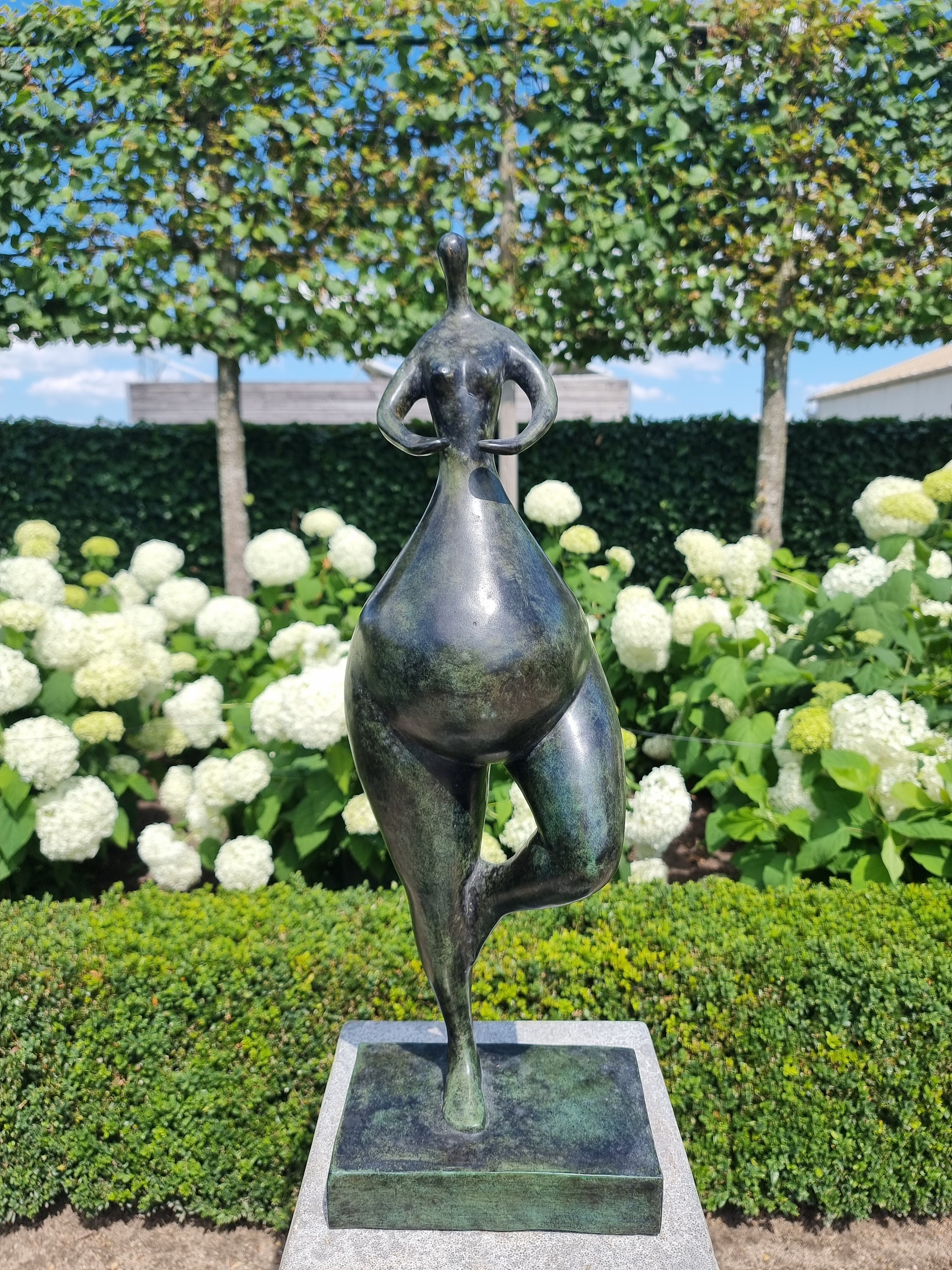 Bronze sculpture of a lady Modern bronze artwork Bronze garden