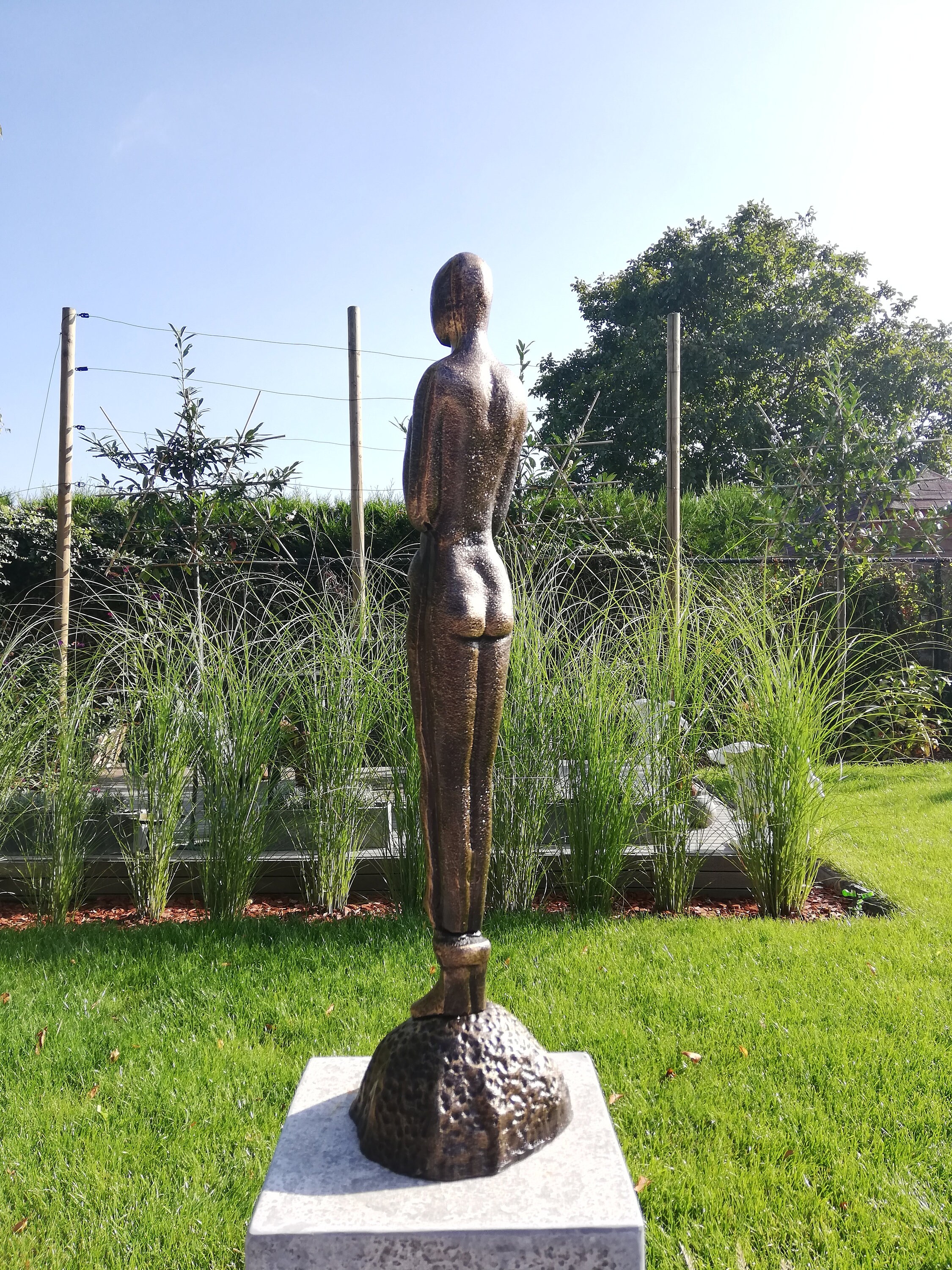 Garden sculpture - Embracing couple