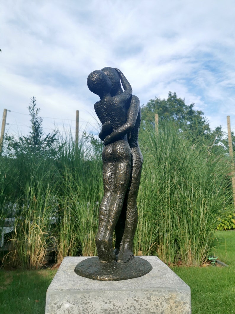 BronzeGartenSkulptur eines umarmenden Paares abstrakt