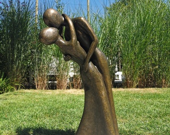 Couple embracing and kissing - Bronze sculpture - Large romantic sculpture