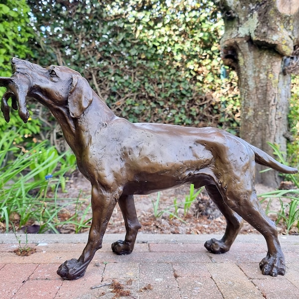 Chien de chasse avec oiseau dans la bouche - Sculpture de jardin en bronze